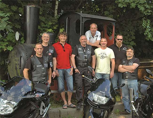 Die Biker um Präsi Bernd Junglas haben sich entschieden, frei werdende Kassengelder einem guten Zweck zuzuführen. Durch die guten Kontakte mit Trio-Mitglied Bernd Steffes hat er von der Aktion „Nachbar in Not“ erfahren. Bei dieser Aktion des Kellbach-Trios wird unverschuldet in Not geratenen Mitbürgerinnen und Mitbürgern geholfen. Die Biker unterstützten die Aktion mit 300 Euro, die sie an die Mitglieder des Kellbach-Trios übergaben.Privat