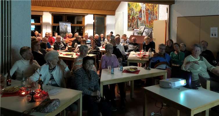 Die Bilder regten die zahlreichen Besucher zu lebendigen Diskussionen an. privat