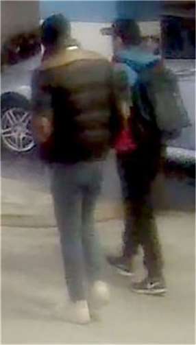 Die Bilder zeigen zum einen den Haupttatverdächtigen (schwarz-braune Jacke, weiße Schuhe) mit dem späteren Opfer (schwarze Hose, rot-blaue Jacke) sowie zum anderen die vier weiteren Männer vor einem Wettbüro. Foto: Polizei NRW