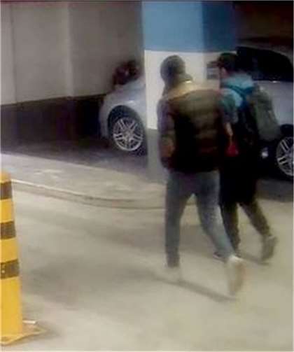 Die Bilder zeigen zum einen den Haupttatverdächtigen (schwarz-braune Jacke, weiße Schuhe) mit dem späteren Opfer (schwarze Hose, rot-blaue Jacke) sowie zum anderen die vier weiteren Männer vor einem Wettbüro. Foto: Polizei NRW