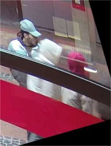 Die Bilder zeigen zum einen den Haupttatverdächtigen (schwarz-braune Jacke, weiße Schuhe) mit dem späteren Opfer (schwarze Hose, rot-blaue Jacke) sowie zum anderen die vier weiteren Männer vor einem Wettbüro. Foto: Polizei NRW