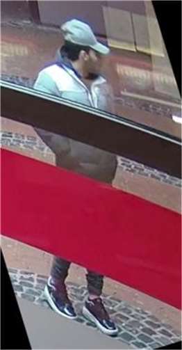 Die Bilder zeigen zum einen den Haupttatverdächtigen (schwarz-braune Jacke, weiße Schuhe) mit dem späteren Opfer (schwarze Hose, rot-blaue Jacke) sowie zum anderen die vier weiteren Männer vor einem Wettbüro. Foto: Polizei NRW