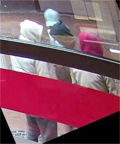 Die Bilder zeigen zum einen den Haupttatverdächtigen (schwarz-braune Jacke, weiße Schuhe) mit dem späteren Opfer (schwarze Hose, rot-blaue Jacke) sowie zum anderen die vier weiteren Männer vor einem Wettbüro. Foto: Polizei NRW