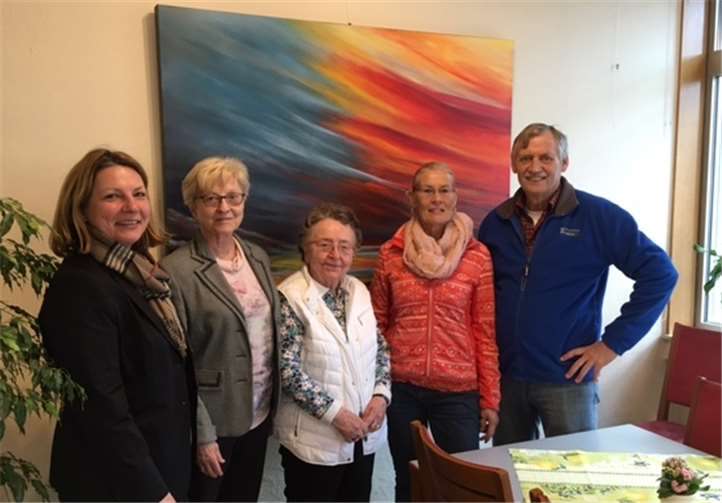 Die Bilderausstellung von Sr. M. Antonia Poncelet (2. von links), kann bis Februar 2019 im Foyer des Krankenhauses Maria Hilf besichtigt werden.Privat