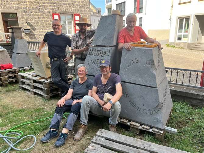 Ein Sommer voller Kunst und Begegnungen mitten in Mayen Die Bildhauer im offenen Atelier an der Genovevaburg (hinten v.l.) Thomas Müller, Guido Krämer und Werner Geilen sowie (vorne) Maria Hill und Alexander May.