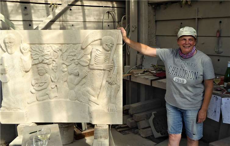Die Bildhauerin Frau Schwenker neben der fast fertigen Replik. Foto: privat