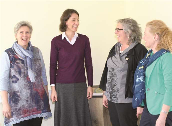 Die Bildungsbeauftragte Rita Krebsbach, Isabell Fürstin zu Wied, die Vorsitzende des Neuwieder Hospiz-Vereins, Susan Sprague-Wessel und Hospizfachkraft Verena Krings-Ax im gemeinsamen Gespräch.privat