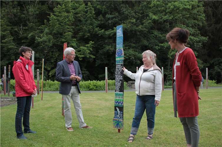 Die Bildungsbeauftragte des Ambulanten Hospizes Heidi Hahnemann, der Vorsitzende des Neuwieder Hospizvereins Hans-Peter Knossalla, die Künstlerin Bali Tollak und die Leitern de Ambulanten Hospizes Anita Ludwig (von links) bei der Ausstellungseröffnung in Ehrenstein. Fotos: Neuwieder Hospizverein