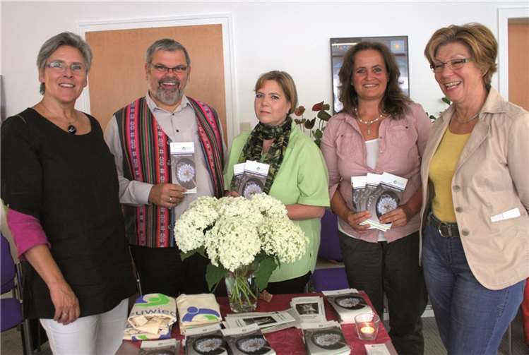 Die Bildungsbeauftragte des Neuwieder Hospiz-Vereins, Rita Krebsbach (links) und Vorstandsmitglied Ingrid Steyer (rechts) kündigen mit Wilfried Voigt, Annette Abel und Karin Reischl die Eröffnung der Oase für Trauernde in Puderbach an. privat
