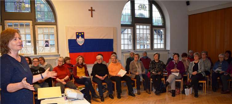 Die Bildungsreferentin des Dekanats Nassauer Land Claire Metzmacher begrüßte in Bad Ems zahlreiche Gäste aus den Kirchengemeinden, die sich dort auf den Weltgebetstag einstimmen ließen, der dieses Jahr Slowenien in den Focus rückt. Foto: Dekanat Nassauer Land