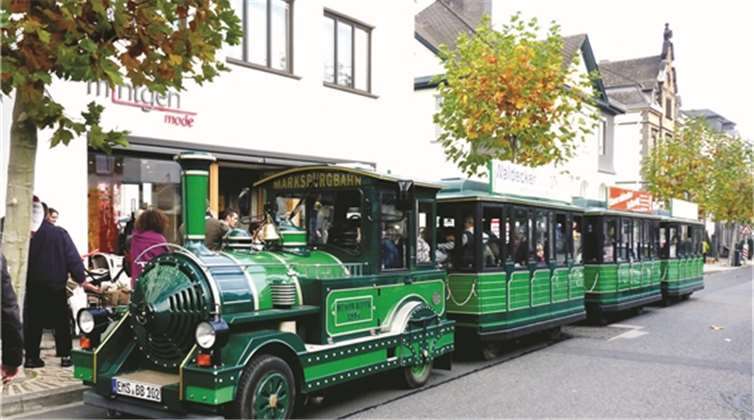 Besucher können sich auf 1000 kostenlose leckere Bratäpfel freuen Die Bimmelbahn wird wieder zwischenMarktplatz und dem Fachmarktzentrum pendelnund an markanten Plätzen anhalten. Fotos: FRE