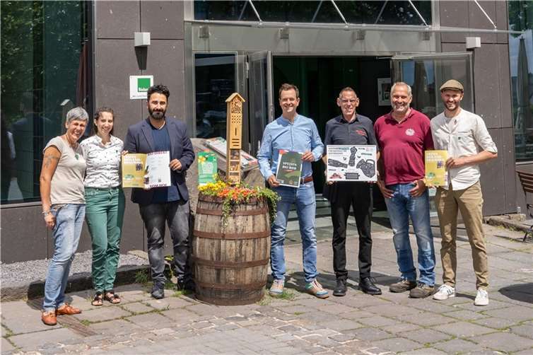Die Bioland Geschäftsstelle RLP, Landwirt Michael Ullenbruch aus Maria Laach, sowie Einkauf, Gastro-Serviceleiter und die Geschäftsführung der Vulkan Brauerei.  Foto: Lars Schmidt