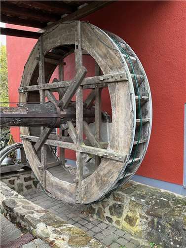 Die Birgeler Getreidemühle wurde bis 1917 mit einem Holz-Wasserrad angetrieben.