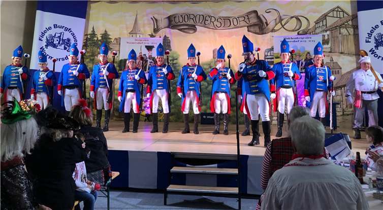 Die Birkenfelder Dorfgrenadiere in voller Pracht. Quellen: Fidele Burgfrauen Wormersdorf