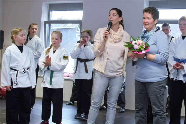 Die Black Belt Akademy – Pil Sung mit ihrer Leiterin Sylvia Paffrath (2 v.l.) boten ein interessantes Programm des Kampfsports auf der Bühne.