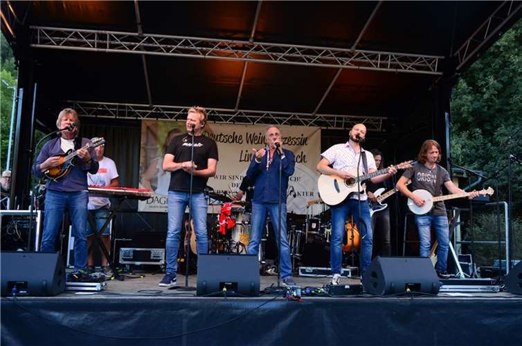 Die „Bläck Föös“ bescherten den Dernauer Bürgerinnen und Bürgern auf „ihrem“ Winzerfest eine Zeit voller Freude. Fotos: CF
