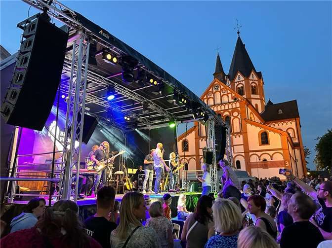 Die „Bläck Fööss“ beim Konzert am Freitagabend auf dem Kirchplatz. Foto: privat