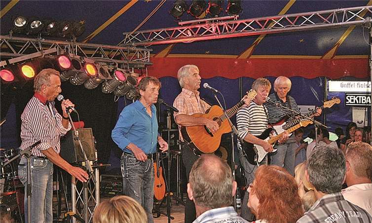 Die Bläck Fööss spielten einige ältere Lieder sowie auch aktuelle Songs. RÜ