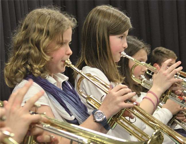 Die Bläser-Gruppe demonstrierte zuerste die Erzeugung der Töne ihres Instrumentes. privat