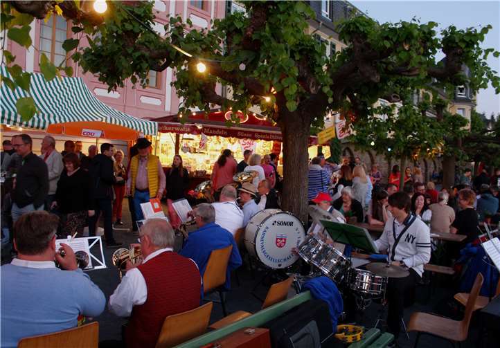 Die Bläser der KG hielten beim Promenadenfest die zahlreichen Gäste bis zum Eintreffe des Schiffskonvois samt Feuerwerk bei bester Laune.
