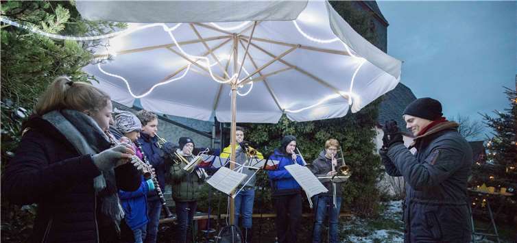 Die Bläser des Wachtberger Jugendorchesters spieltenerstmals unter der Leitung von Leo Zimmer (r.). Fotos: CEW