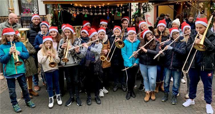 Die Bläsergruppe 6 sorgte für weihnachtliche Stimmung auf dem Remagener Nikolausmarkt. Foto: Marcus Wald