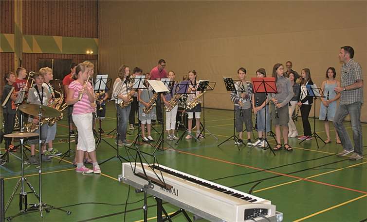 Die Bläsergruppe begrüßt die neuen Fünftklässler mit einem Ständchen.Privat