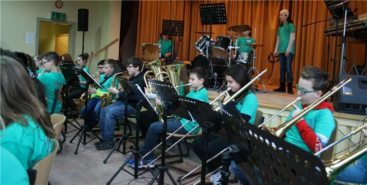 Die Bläserklasse 5b und Herr Geyermann begrüßten die Besucher in der Aula.Privat