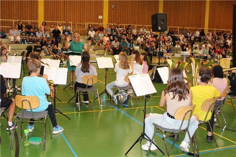 Die Bläserklasse 6 zeigte voller Dynamik, welche stimmungsvollen Lieder sie unter der Leitung von Musiklehrerin Kathrin Simon erlernt hatte.