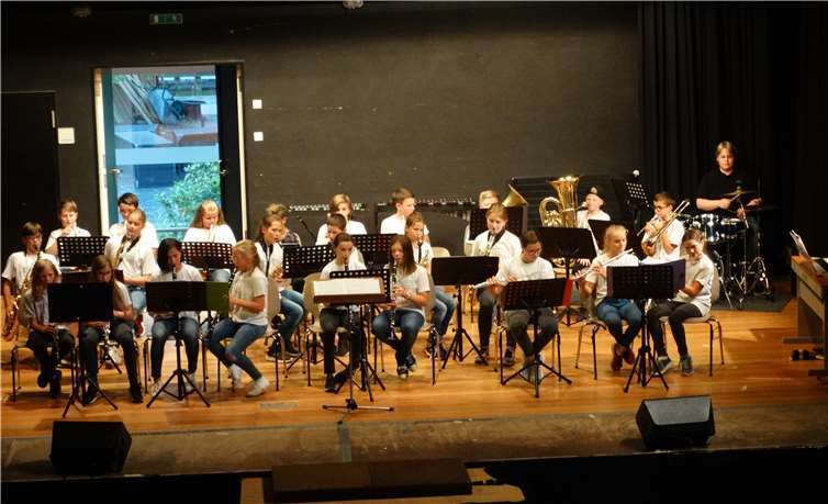 Die Bläserklasse der Hocheifel Realschule musizierte in der Aula des Schulzentrums auf der Karthause. privat