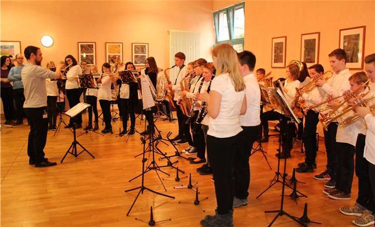Die Bläserklasse der Jahrgangsstufe sechs stellte bereits zu Beginn der Veranstaltung ihr musikalisches Können unter Beweis.