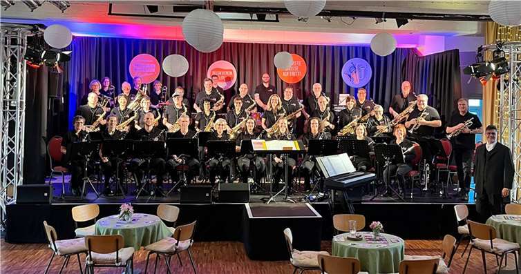 Die „Bläserklasse für Erwachsene“ bei ihrem ersten großen Konzert. Quellen: Musikverein Löf