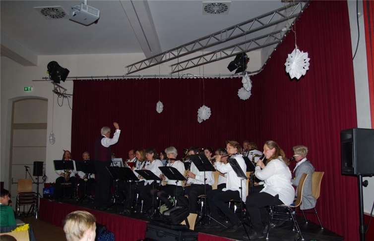 Die Bläserklasse für Erwachsene gestaltete die Feier mit weihnachtlichen Melodien.