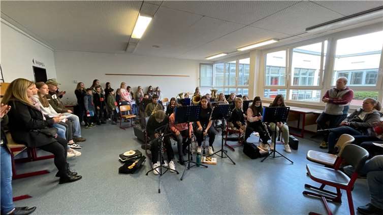 Die Bläserklasse gab eine musikalische Kostprobe ihres Könnens. Fotos: privat
