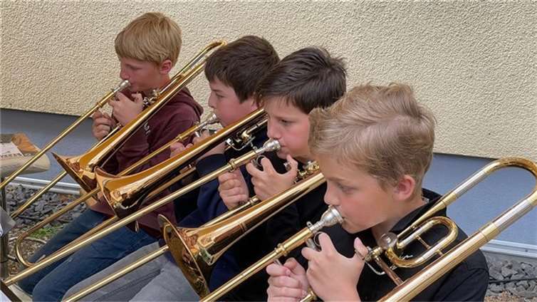 Die Bläserklassen 5b, 6b, 7 sowie der Unterstufenchor der Schule boten ein buntes musikalisches Programm. Foto: privat
