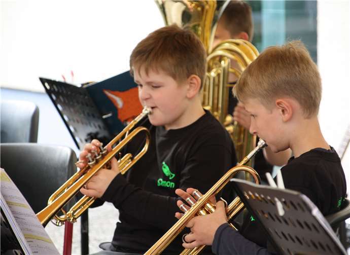 Die Bläserklassen 6 und 7 sorgten für ein abwechslungsreiches Programm mit Stücken aus der Klassik, Filmmusik und Rock.