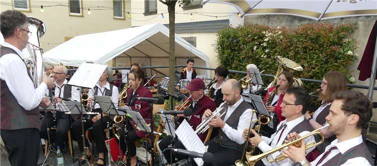 Die Blaskapelle Ellenz-Poltersdorf präsentierte zum Backesfest ein flottes Platzkonzert.