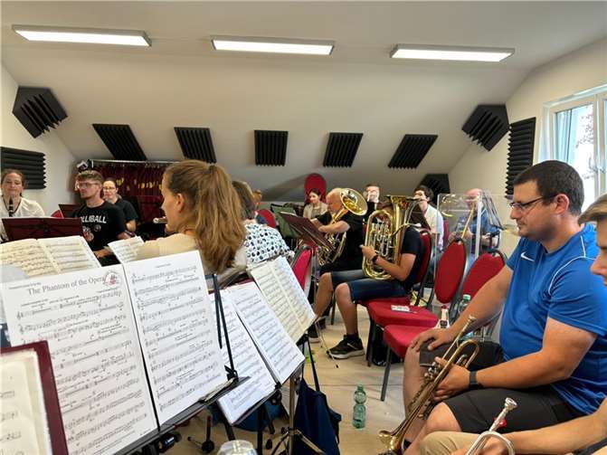 Die Blaskapelle Ettringen lädt am 14. September zu einem Konzertabend in der Hochsimmerhalle in Ettringen ein.  Foto: Linda Barz