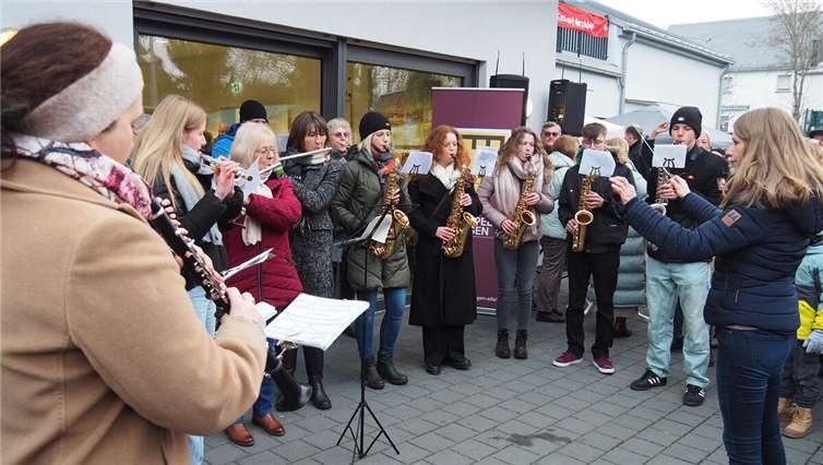 Besucher wurden in Ettringen auf das Fest der Feste eingestimmt Die Blaskapelle Ettringen sorgte für die richtige Musik.