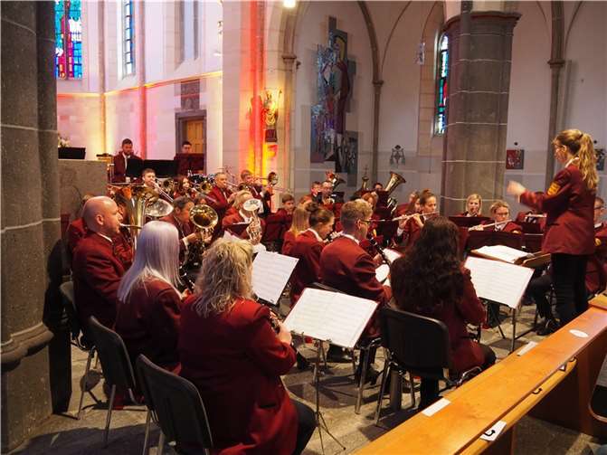 Die Blaskapelle Ettringen unter der Leitung von Dirigentin Jenny Schaaf.