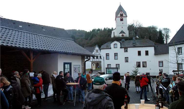 Die Blaskapelle Kesseling spielte einige Weihnachtslieder und stimmte die Besucher auf den Adventsnachmittag ein. -UM-