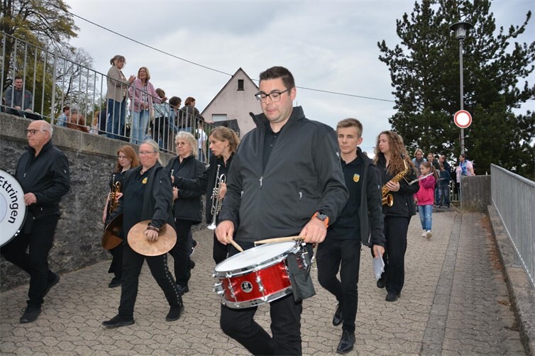 Die Blaskapelle führt den Zug von der Kirche zum Kirmesplatz an.