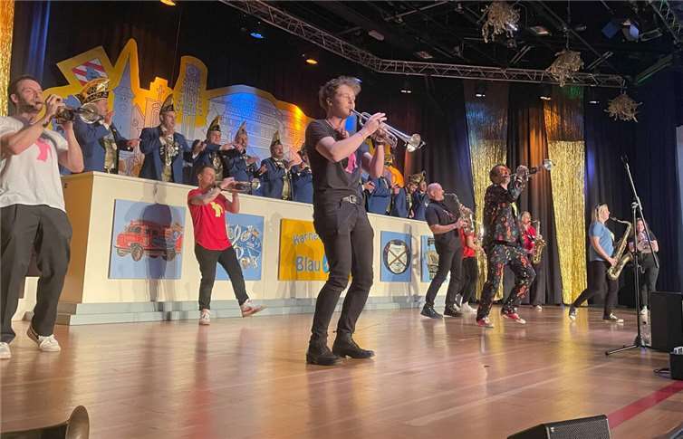 Die Blasmusikband Schängel Brass aus Koblenz feierte auf der Galasitzung ihren Sessionsabschluss.