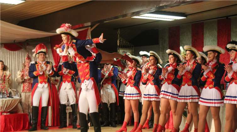 Die Blau-Roten Funken mit ihrem Tanzpaar Lisa und Constantin. Foto: KMI