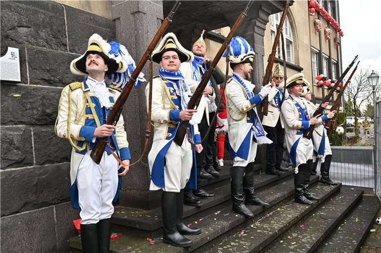 Die Blauen Funken der KG Bell sicherten den Eingang.