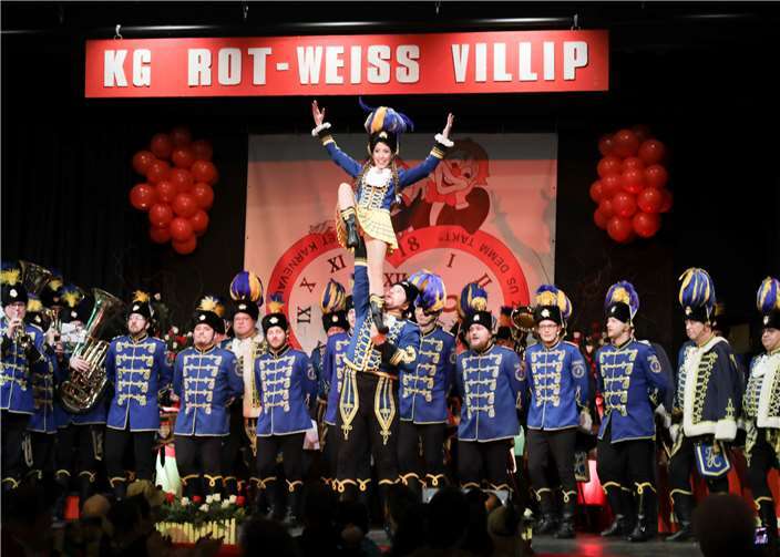 Die Blauen Husaren präsentierten ihr neues Mariechen,das in dieser Session zum ersten Mal dabei ist.