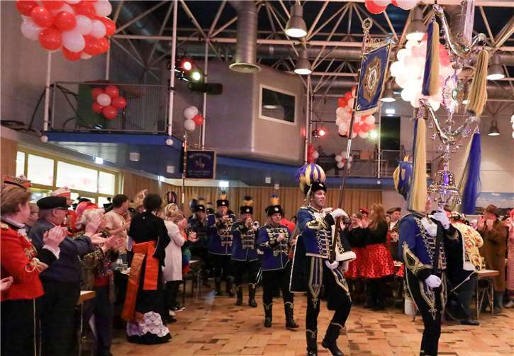 Die Blauen Husaren ziehen mit großem Hallo in die Berkumer Aula ein. Fotos: CEW