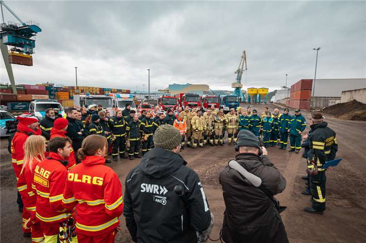 Die Blaulichtfamilie der VG Weißenthurm, VG Pellenz und Stadt Andernach rückte an, um den Weihnachtsmann zu retten. Foto: privat