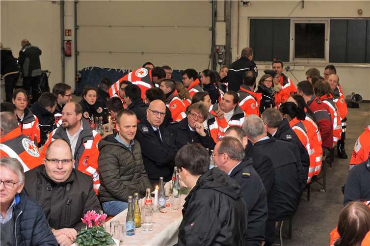 Die Blaulichtfamilie kam beim DRK Neuwied zusammen und feierte die Fahrzeugübergabe und den Ehrenamtstag.