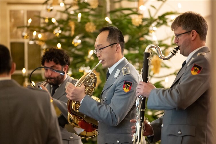 Die Blechbläser lassen die Glocken erklingen – Jjngle Bells – Deck the Halls.Foto: Bundeswehr/Patrick Grüterich